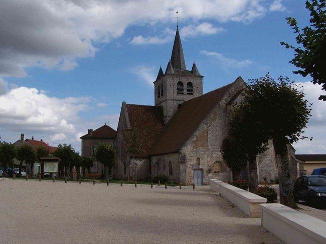 Place de l'église de Saint-Cyr-les-Colons