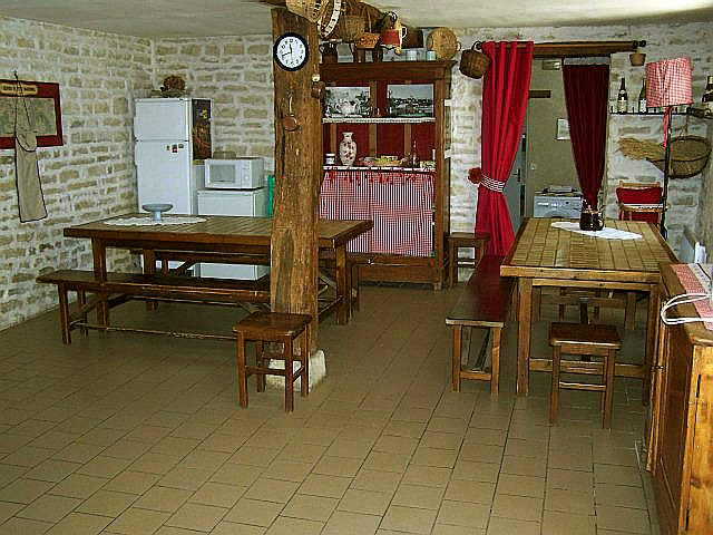 Gîte communal de Saint-Cyr-les-Colons, vu de la cuisine