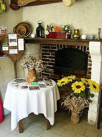 Gîte communal de Saint-Cyr-les-Colons, vu de la cuisine