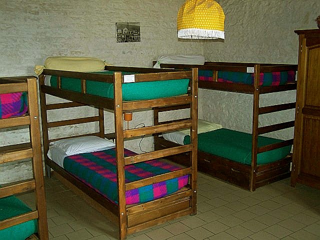 Gîte communal de Saint-Cyr-les-Colons, vu sur une chambre