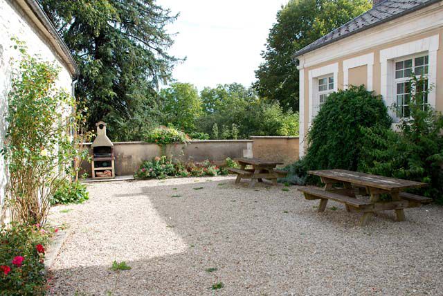 Gîte communal de Saint-Cyr-les-Colons, vu cours extérieure