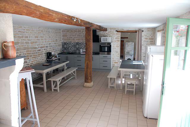 Gîte communal de Saint-Cyr-les-Colons, vu de la cuisine